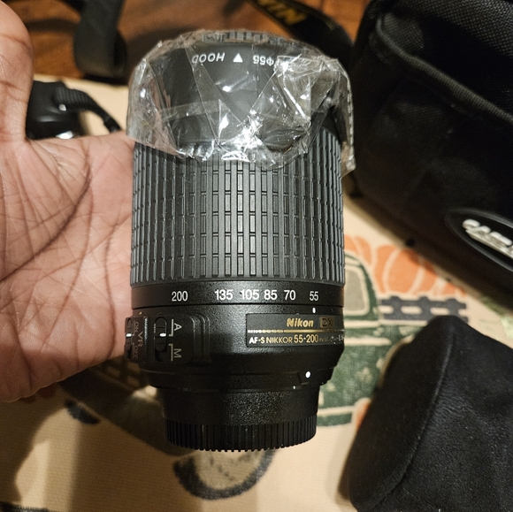 Excellent condition Nikon D60 with two lenses and one new! - Picture 4 of 11